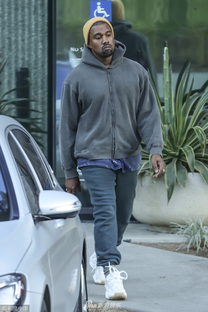 组图:侃爷休闲装 毛线帽运动范儿 眼神迷离似未睡醒