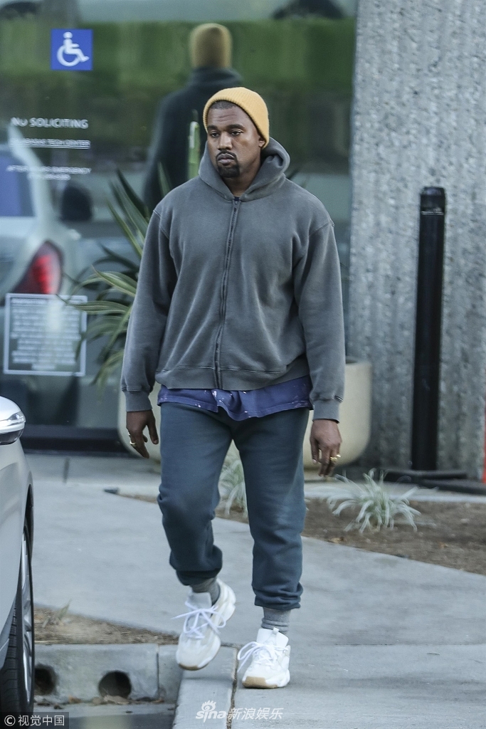 24 12:05:56 4 / 4 新浪娱乐讯 坎耶·韦斯特(kanye west)现身街头.