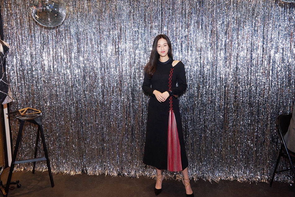 当日,孟慧圆一身黑色露肩中式长裙入镜,脚踩黑色系带高跟鞋,时髦个性