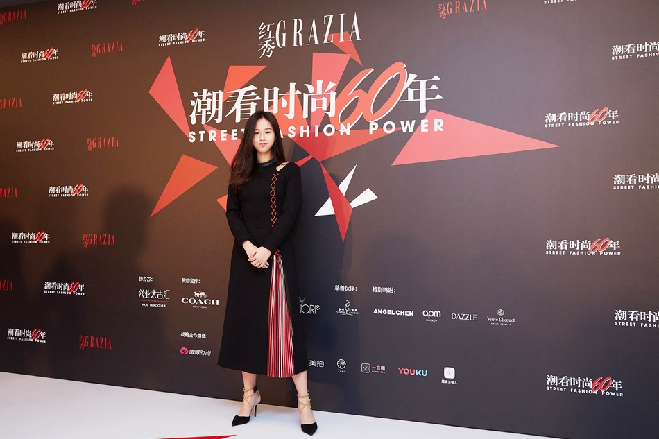 当日,孟慧圆一身黑色露肩中式长裙入镜,脚踩黑色系带高跟鞋,时髦个性