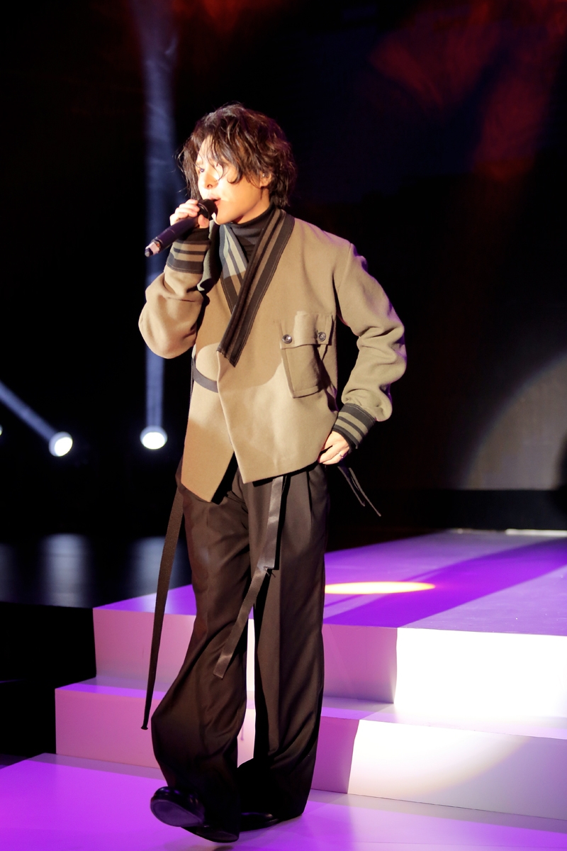 组图:曹轩宾出席时装发布会 身穿军绿色复古外套低调有型