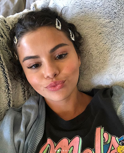 组图:赛琳娜晒和朋友开心合照 对镜大笑动作轻快心情好