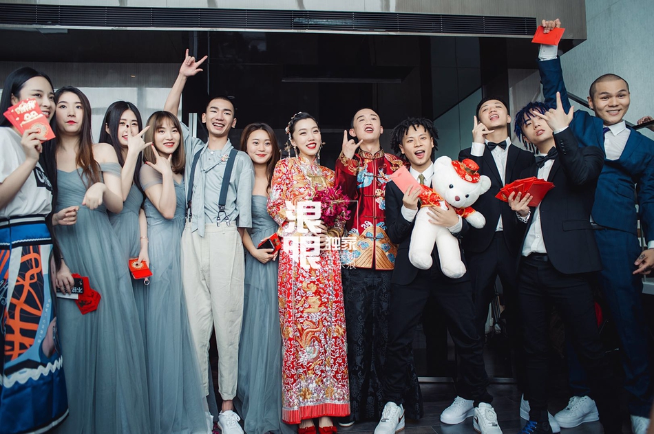 gai重庆婚礼拥抱父母泪洒现场堵门迎亲笑料不断