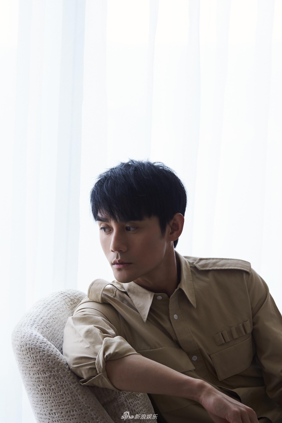 组图王凯工装服亮相身形瘦削笑眼弯弯帅气撩人