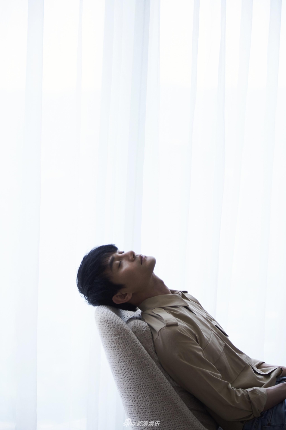 组图:王凯工装服亮相身形瘦削 笑眼弯弯帅气撩人