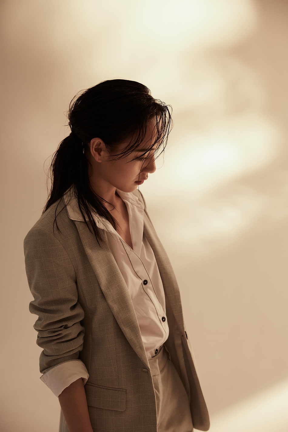 组图:gnz48唐莉佳帅气写真曝光 造型干练上演"霸道总裁"范