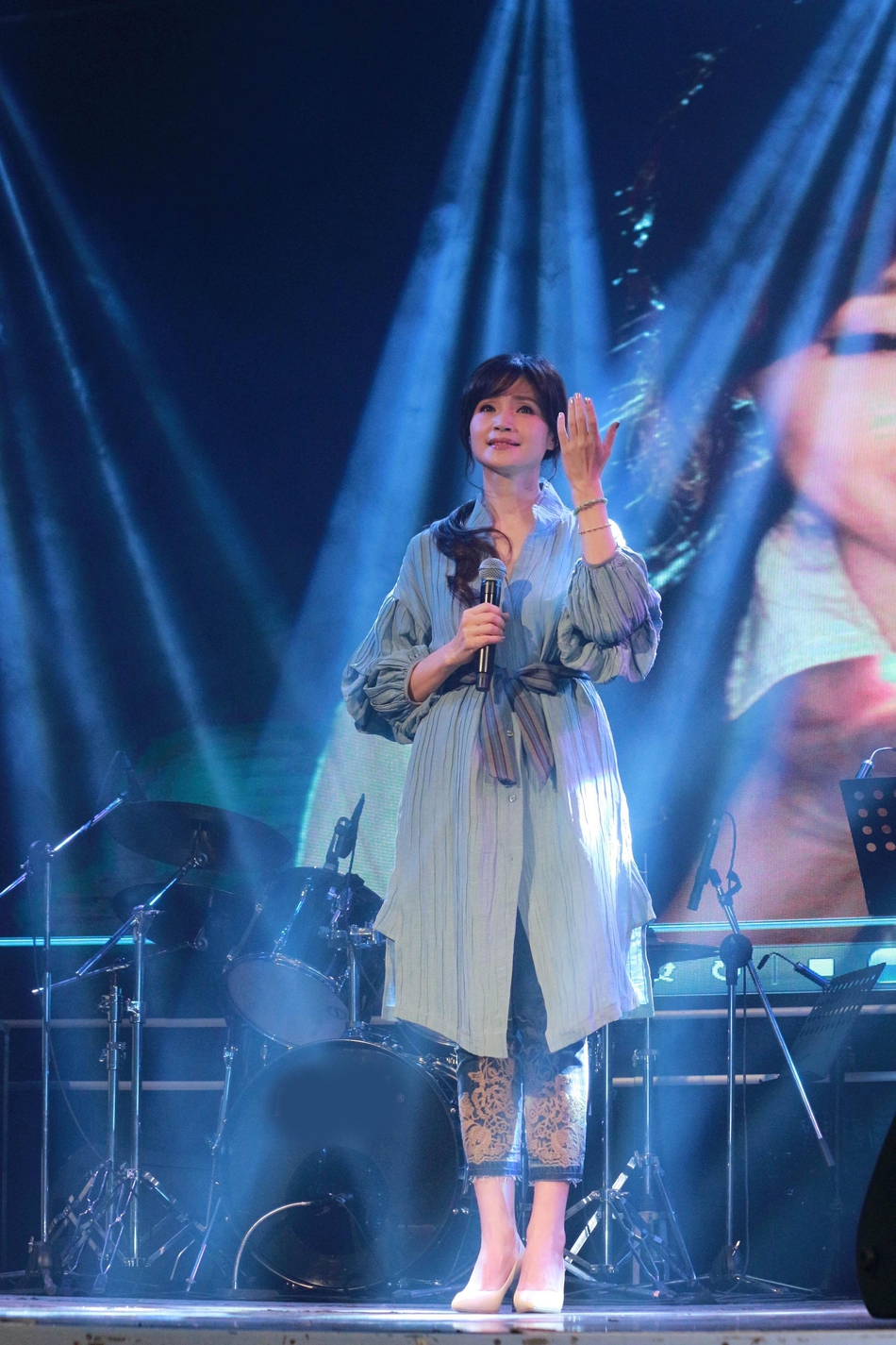 组图:方季惟出席新专辑记者会 一袭蓝衣知性端庄