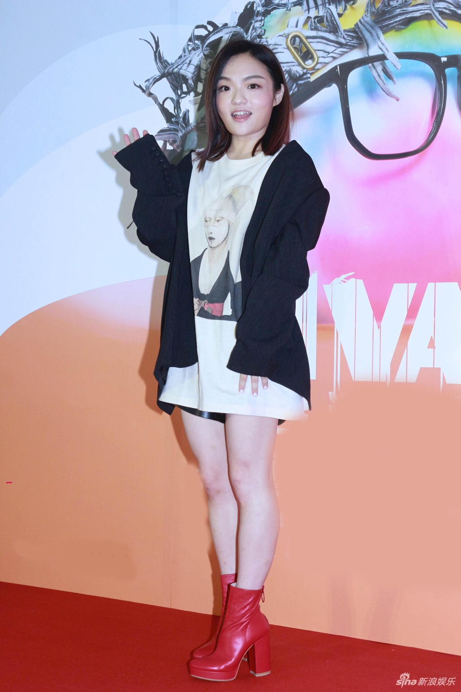 组图:徐佳莹黑色外套搭红靴出席活动 气质优雅笑容满面_高清图集_新浪