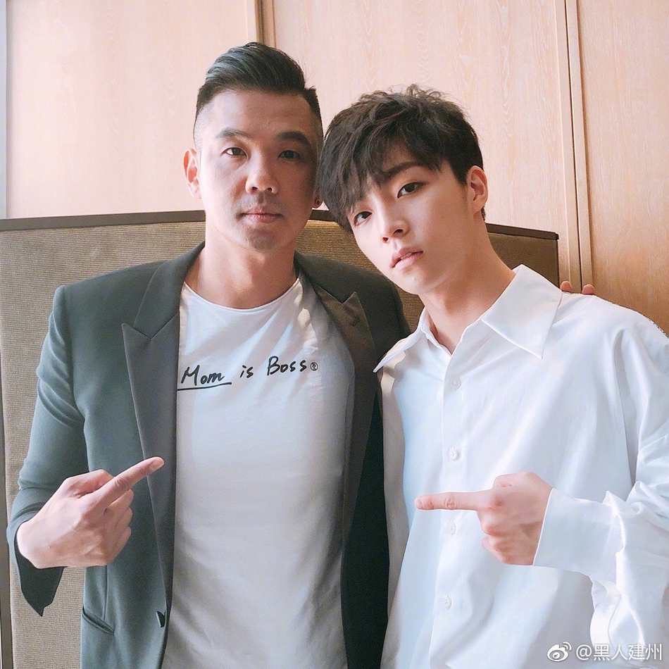 组图:见老板!陈立农合影黑人范玮琪笑容灿烂