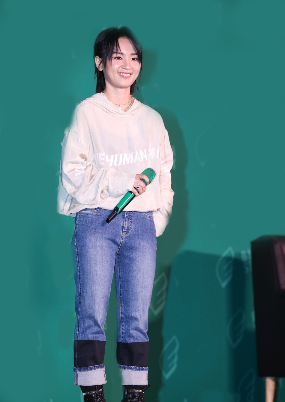 组图周笔畅白色卫衣亮相粉丝见面会亲手喂食粉丝演绎宠粉十级