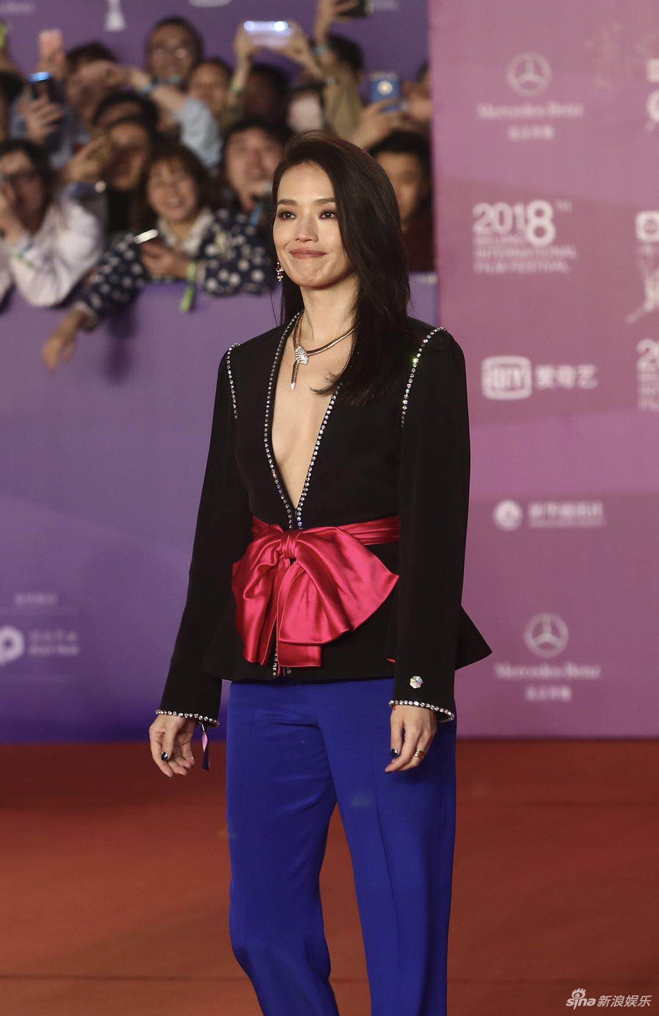 组图:舒淇亮相北京国际电影节 超深v露性感事业线表情娇俏