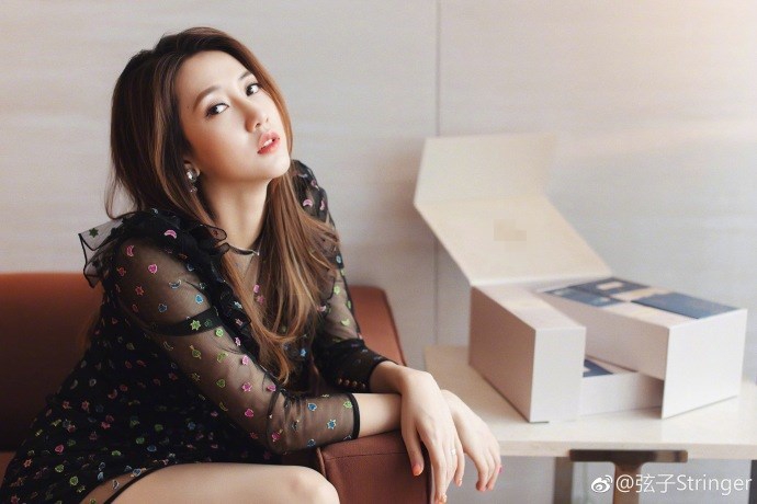 组图:弦子黑色薄纱裙秀长腿 妆容精致表情高冷撩人