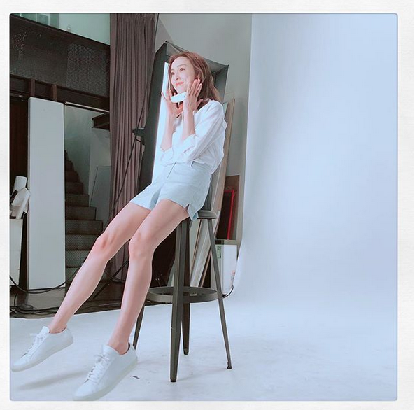 组图:范玮琪晒笑容满满机场照 运动鞋搭白裙子超减龄似学生