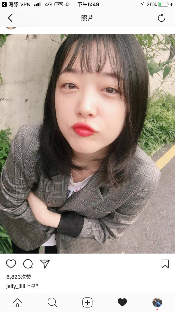 组图:雪莉晒"狗啃"刘海自拍 手指戳脸卖萌满满胶原蛋白