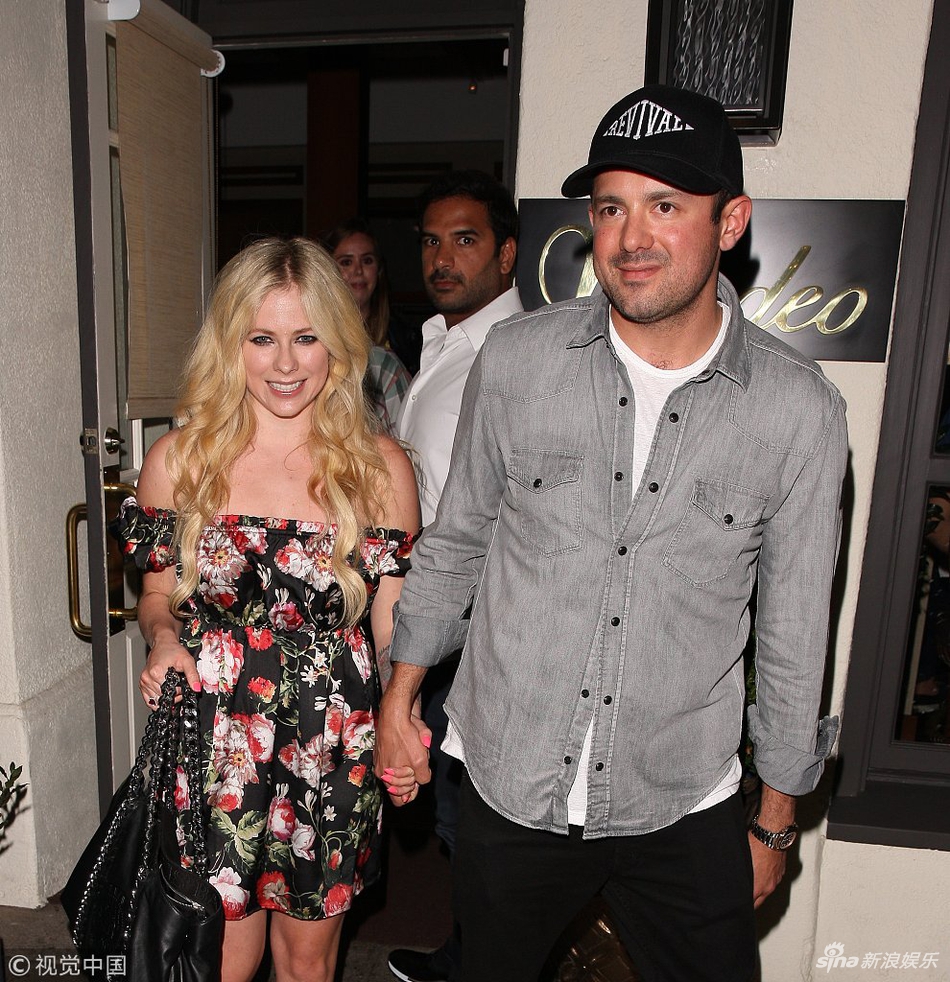 组图:艾薇儿与男友共享晚餐牵手撒狗粮 碎花裙露香肩对镜头甜笑