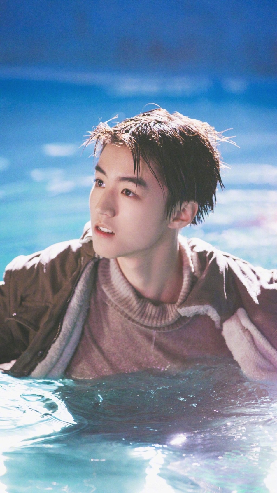 组图宛如漫撕男王俊凯拍摄花絮照湿发撩人