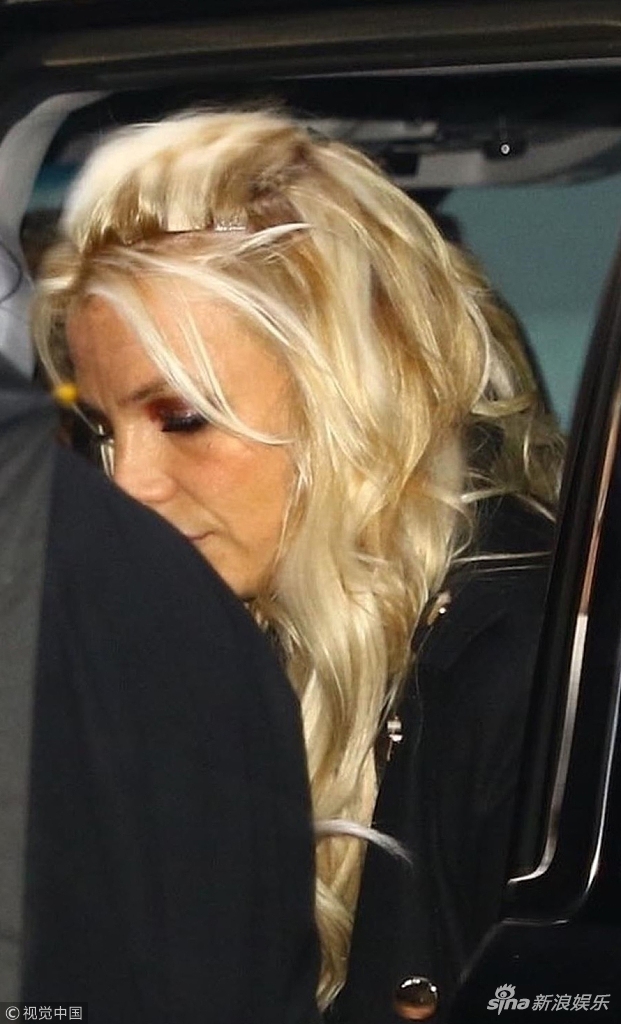 组图:小甜甜布兰妮一身黑低调现身 难掩憔悴状态不佳