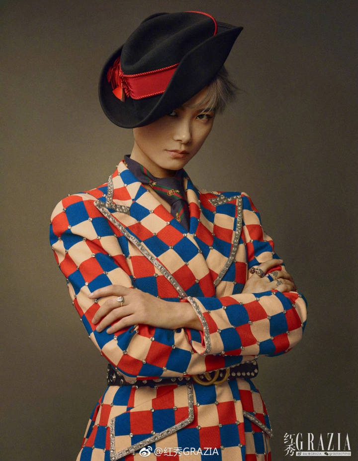 组图:李宇春曝蓝灰发时尚大片 眼神凌厉酷帅十足