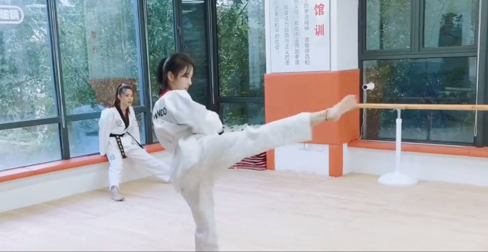 组图鞠婧祎跆拳道课帅气高踢腿调侃自己是天才型选手