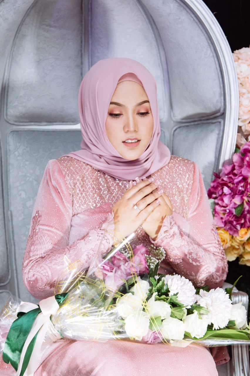 组图歌手茜拉宣布结婚晒婚礼照幸福满满