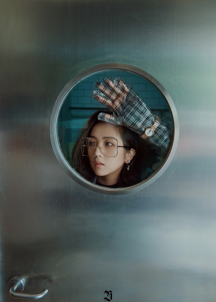 组图:何洁黑白色调时尚大片曝光 表情冷酷眼神犀利气场足