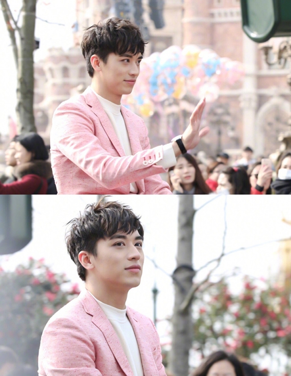 但如今有很多男星将粉色诠释的十分亮眼,看鹿晗,tfboys,朴志训,金泰亨