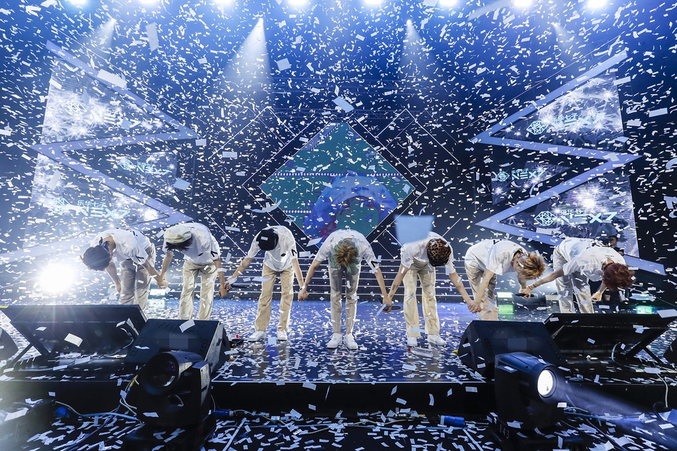 组图:乐华七子next巡演上海顺利开唱 私密睡姿公开新歌舞台首秀