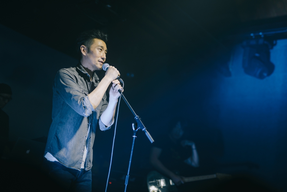 组图满江无际巡演北京站开启将摇滚与电子融合