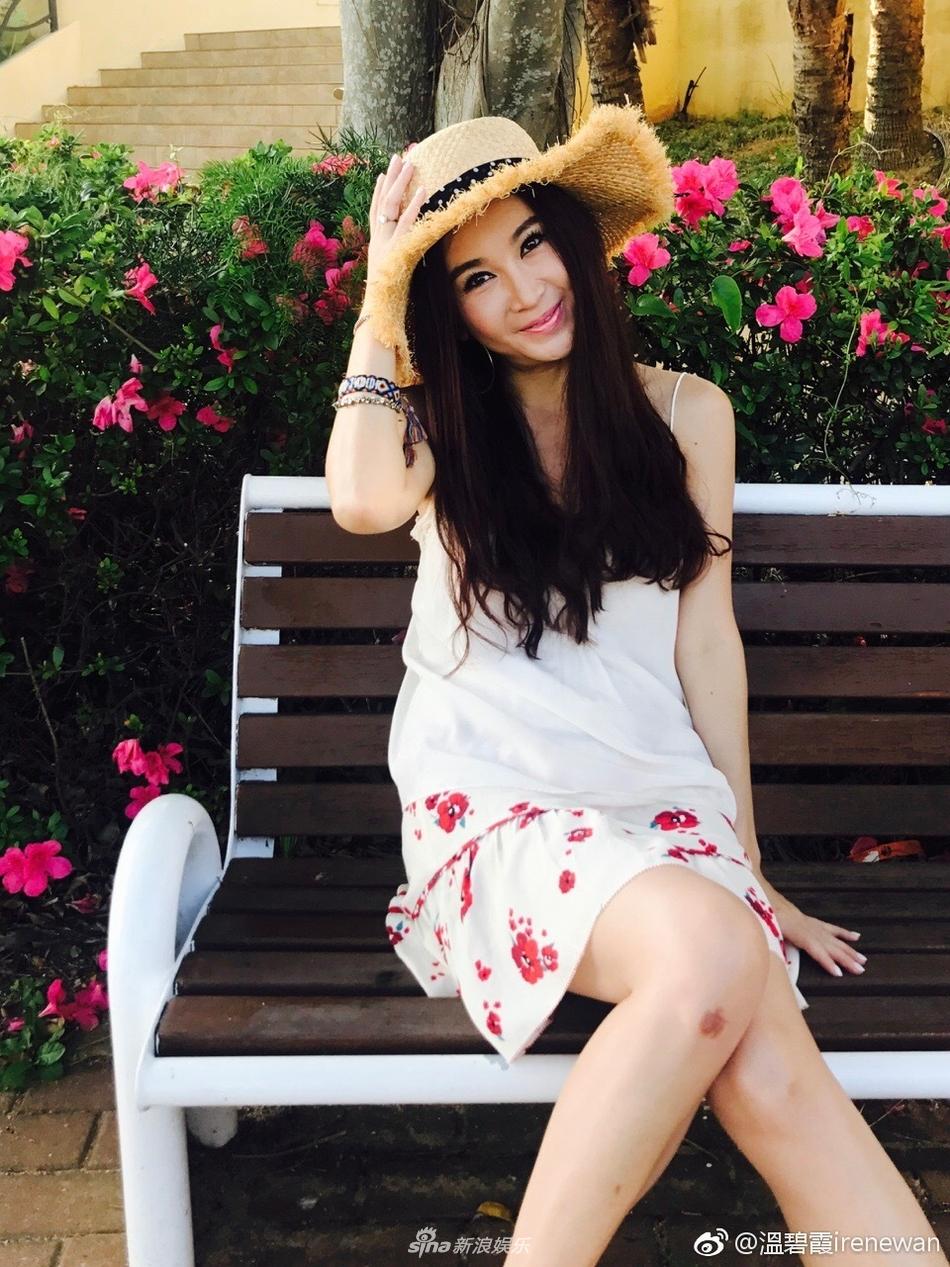 组图:51岁温碧霞长裙飘飘秀身段 卷发披肩衬冻龄美貌