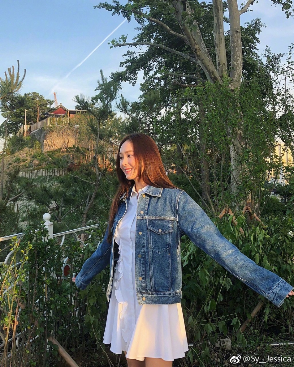 组图:jessica简单look玩转度假风 丸子头清爽又少女