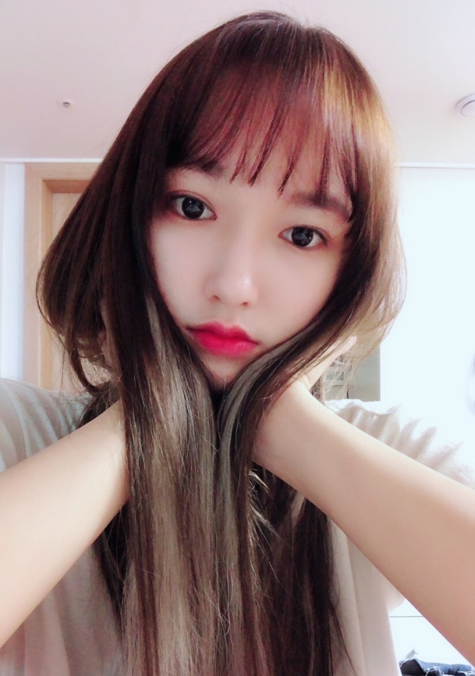 组图:程潇戴渔夫帽自拍红唇抢镜 嘟嘴卖萌演绎元气少女
