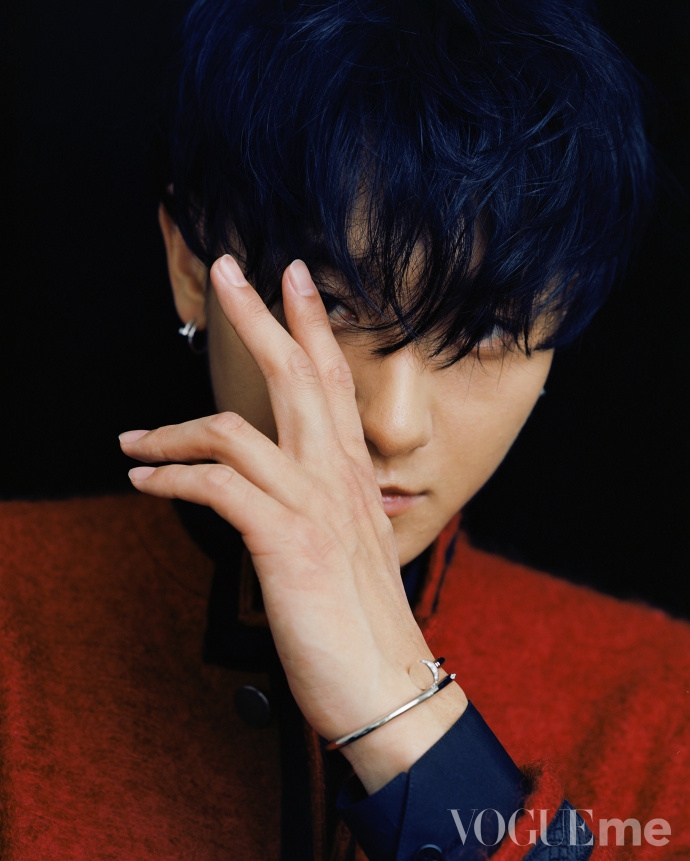 组图:黄子韬手拿水果凹造型 眼神魅惑一头蓝发帅气撩人