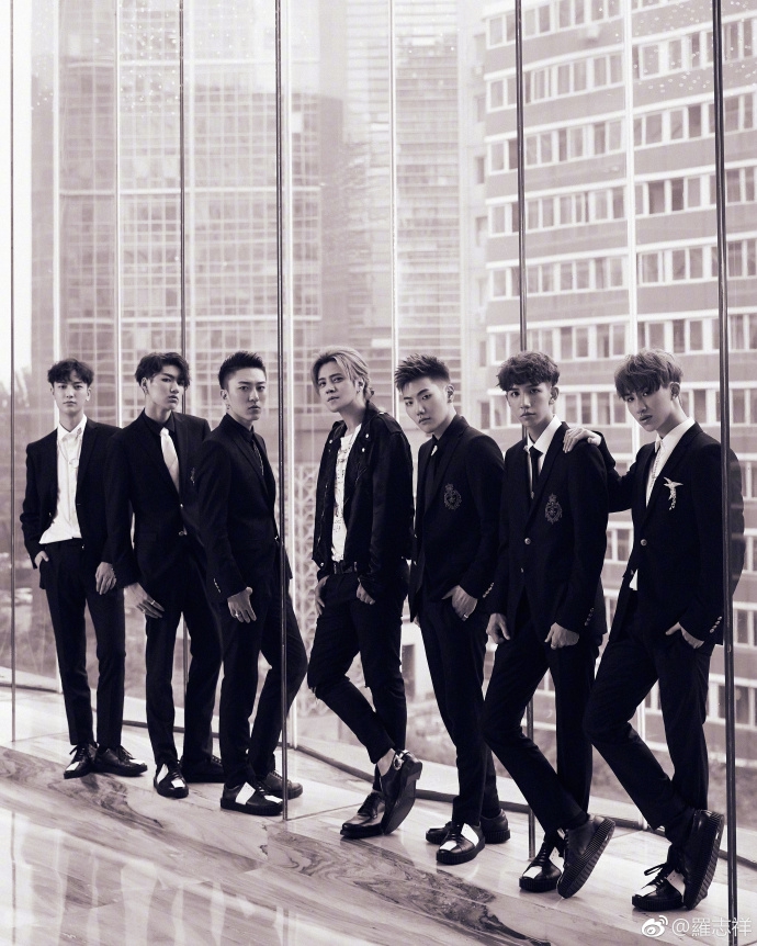 组图:罗志祥和旗下男团合拍写真 动作一致表情冷酷不羁