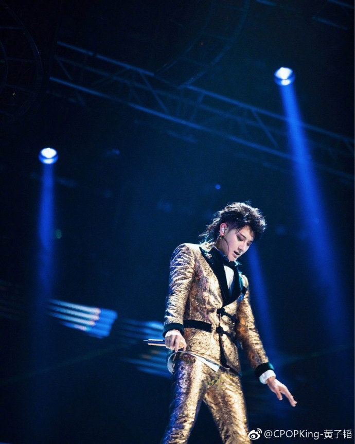 组图:黄子韬及肩狼尾头亮相演唱会 眼神魅惑撩人烟熏妆瞩目