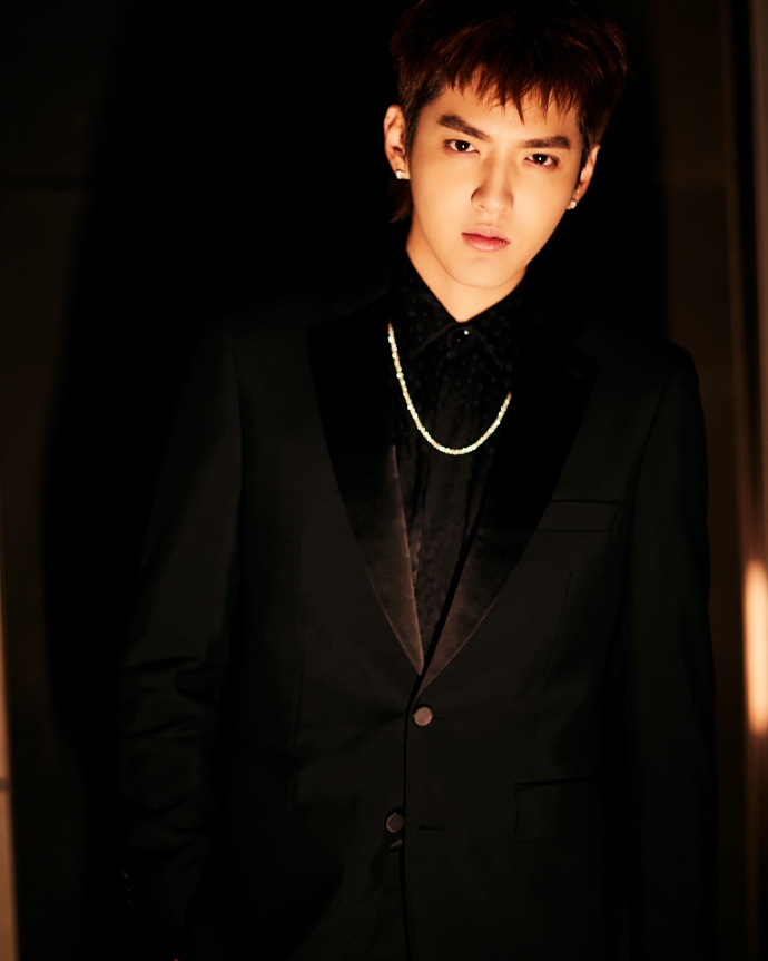 组图:吴亦凡一身黑色西装帅气迷人 五官精致硬朗轮廓分明