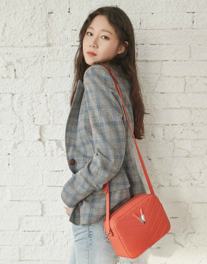 组图:孔孝真全新春夏画报曝光 造型清冷展高级美