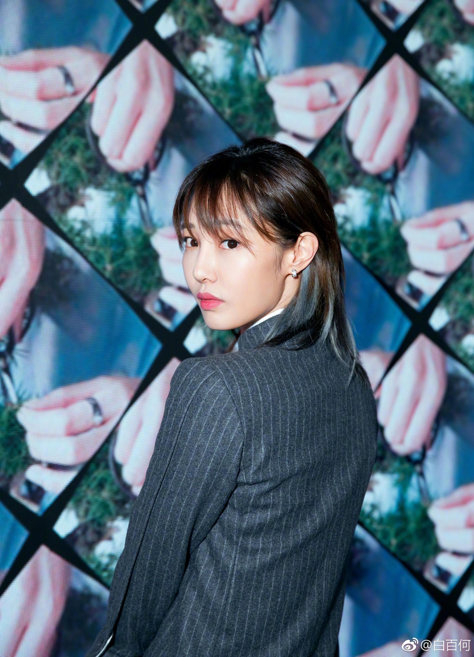 白百何条纹西装亮相显高挑 短发优雅不失潇洒帅气