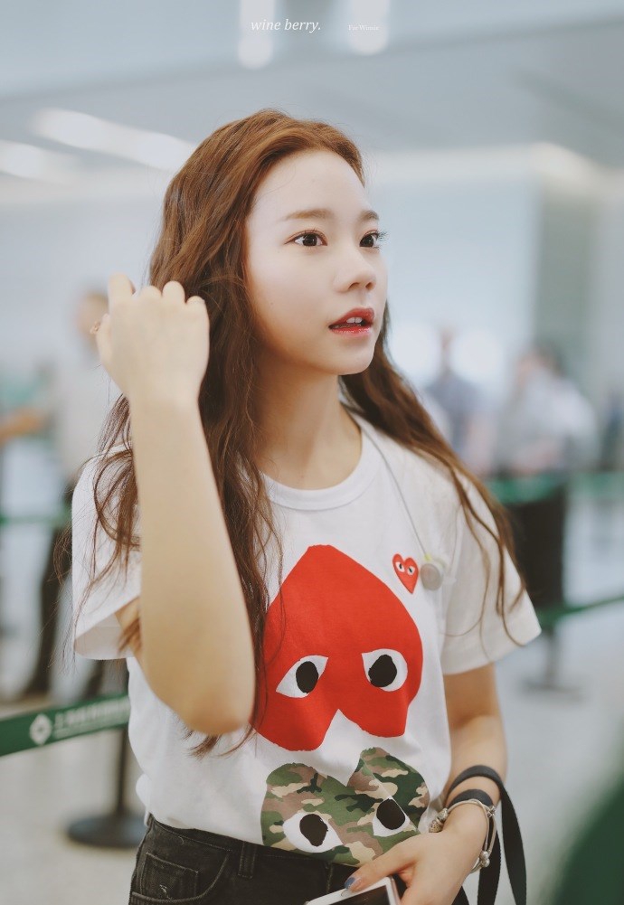 组图紫宁t恤短裤清爽现身机场抿嘴微笑少女感满分