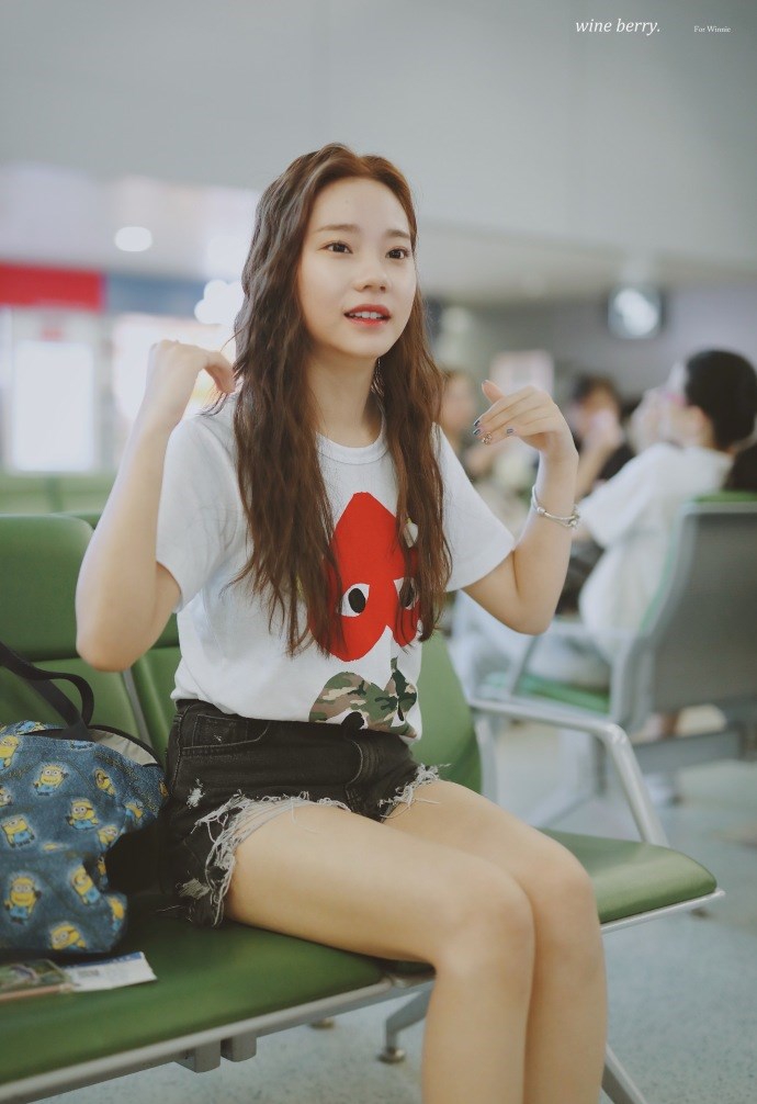 组图:紫宁t恤短裤清爽现身机场 抿嘴微笑少女感满分