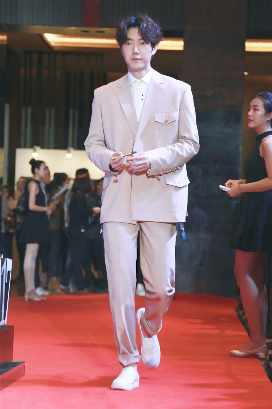 组图:王晰活动献唱新曲《重游往昔》 展复古风情