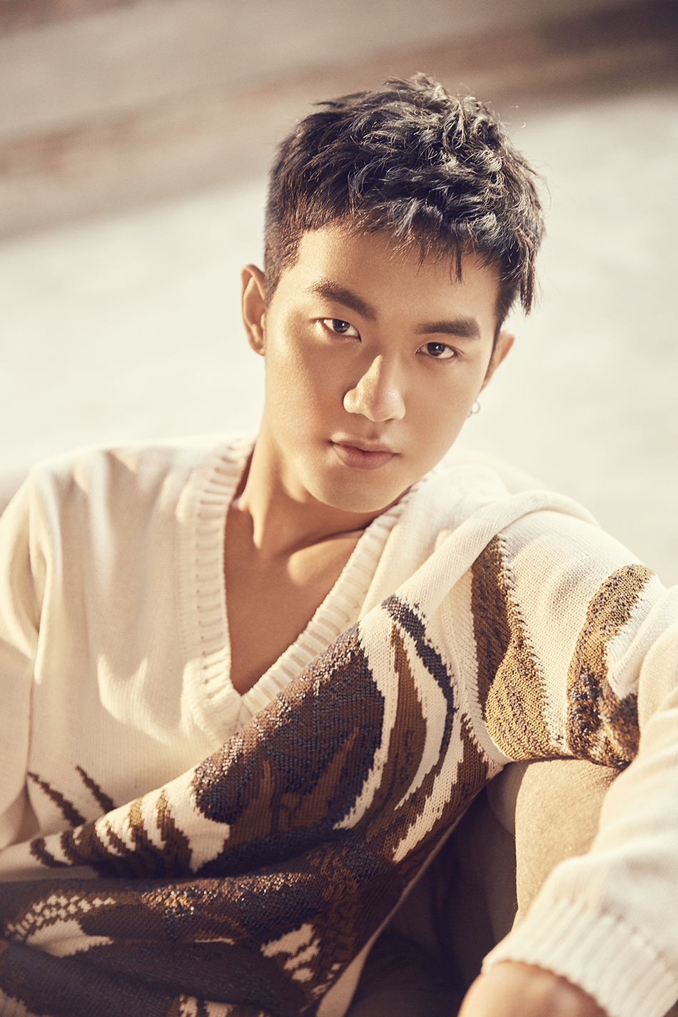 组图:于湉全新生日写真曝光 居家造型慵懒随性