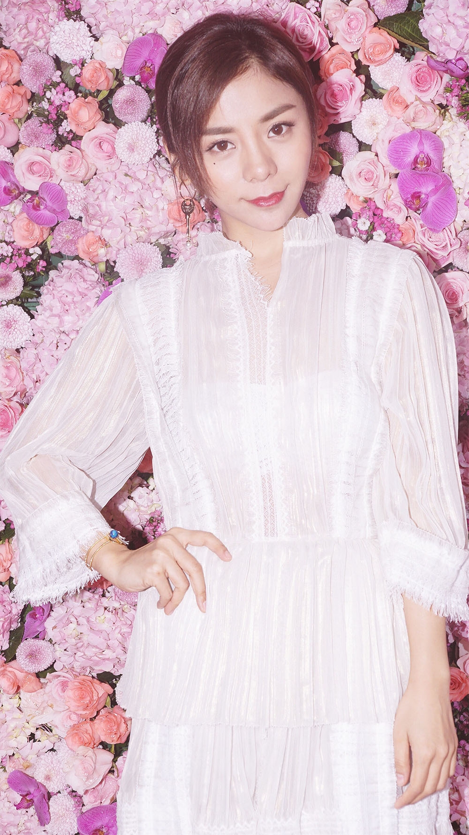 组图:金玟岐白裙亮相活动显知性 现场演绎专辑新曲