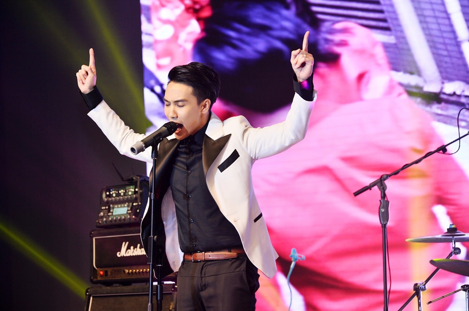 陈乐基乐队巡演在沈阳落幕 五人身穿西服绅士范十足