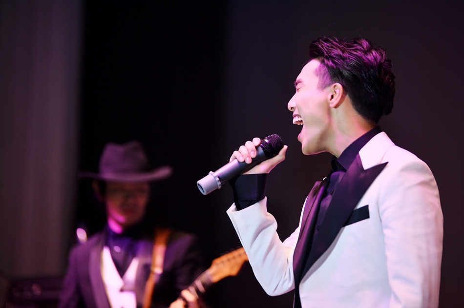 组图:陈乐基乐队巡演在沈阳落幕 五人身穿西服绅士范十足