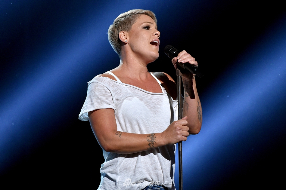 歌手pink登台演出.