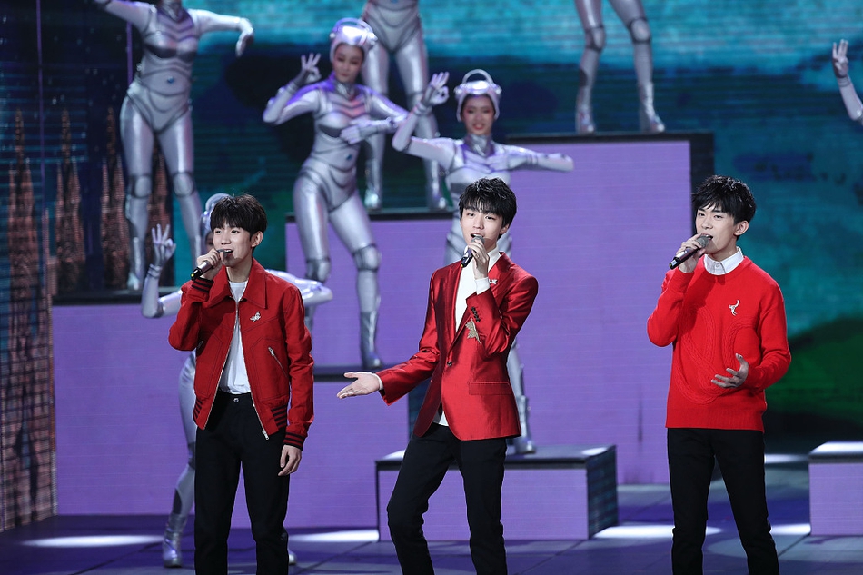 1 / 9 新浪娱乐讯 2月15日,2018狗年央视春晚开播,tfboys合体献唱歌曲