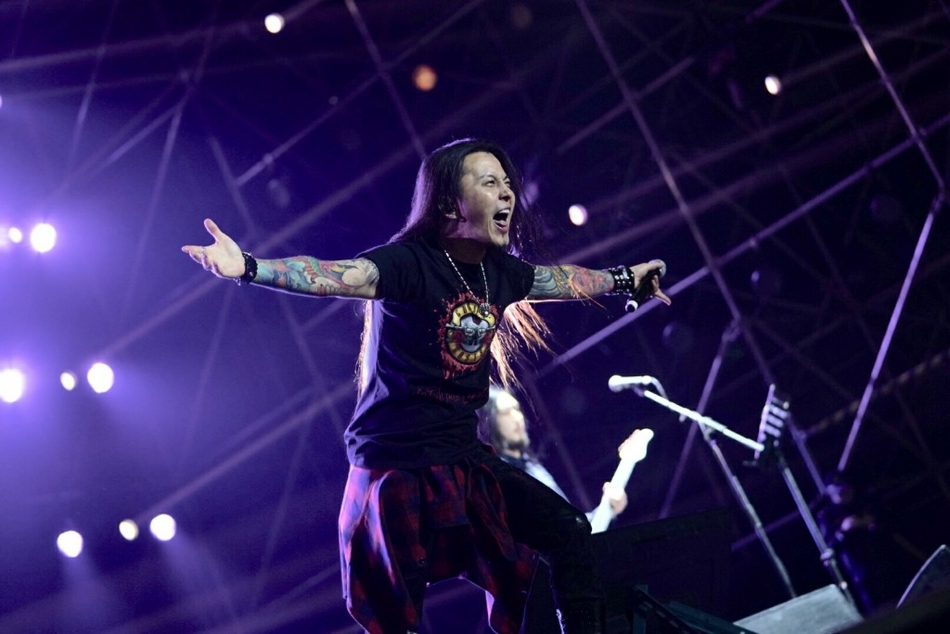 组图:面孔乐队献唱跨年音乐节 为主唱陈辉庆生_高清图集_新浪网