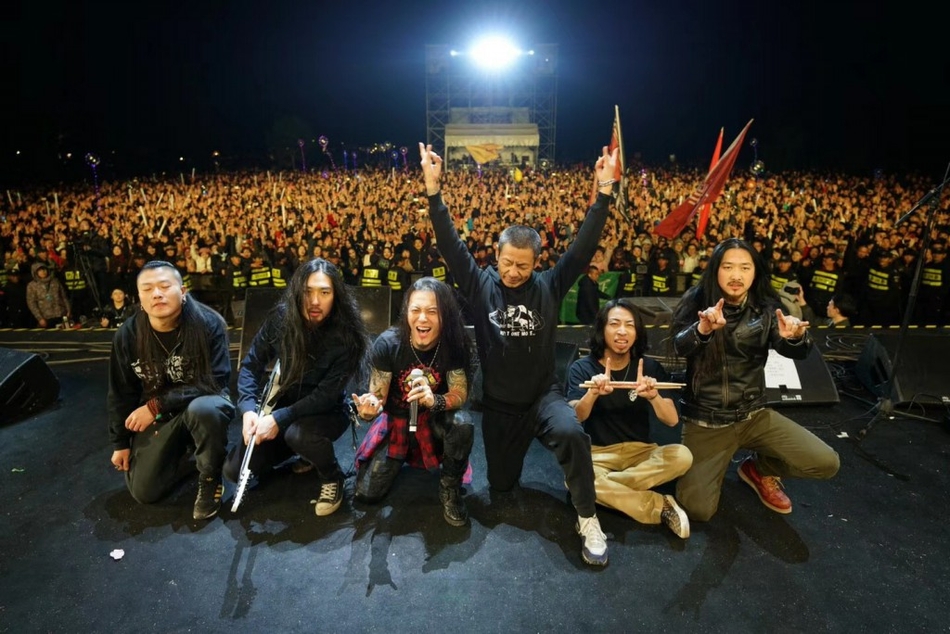 面孔乐队献唱跨年音乐节为主唱陈辉庆生