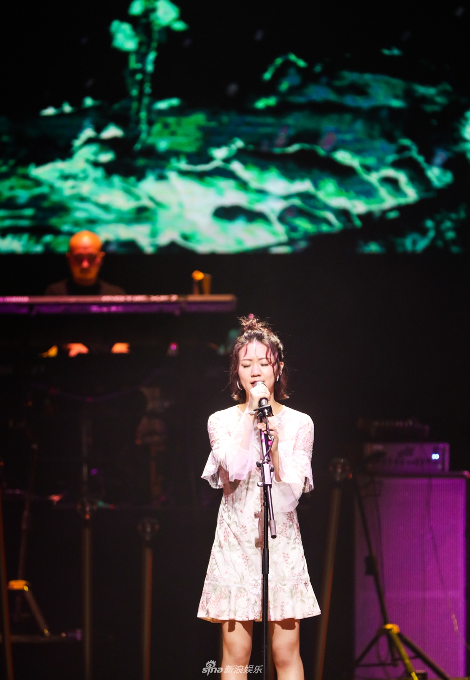 组图:谢春花个人演唱会落幕 首唱新歌秀架子鼓