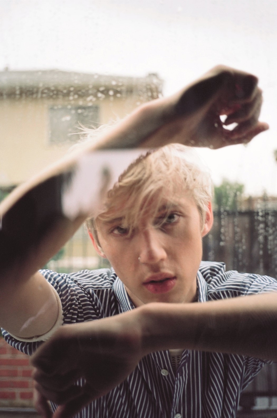 新浪娱乐讯 3月15日消息,近日,戳爷troye sivan为某杂志拍摄的写真